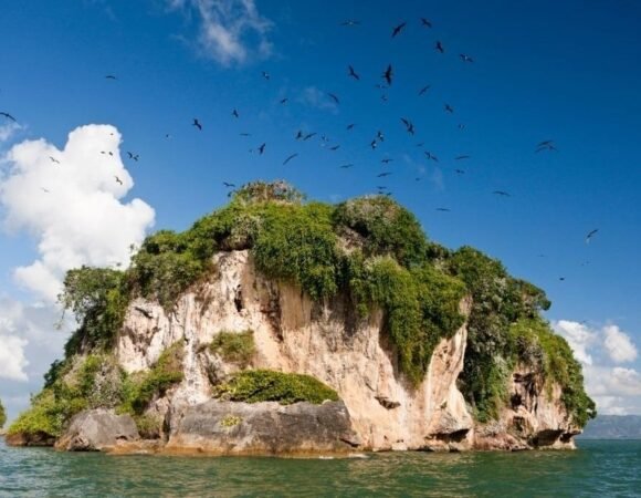 Parque nacional de los Haitises con Montaña Redonda y Cascada Rancho Yanigua