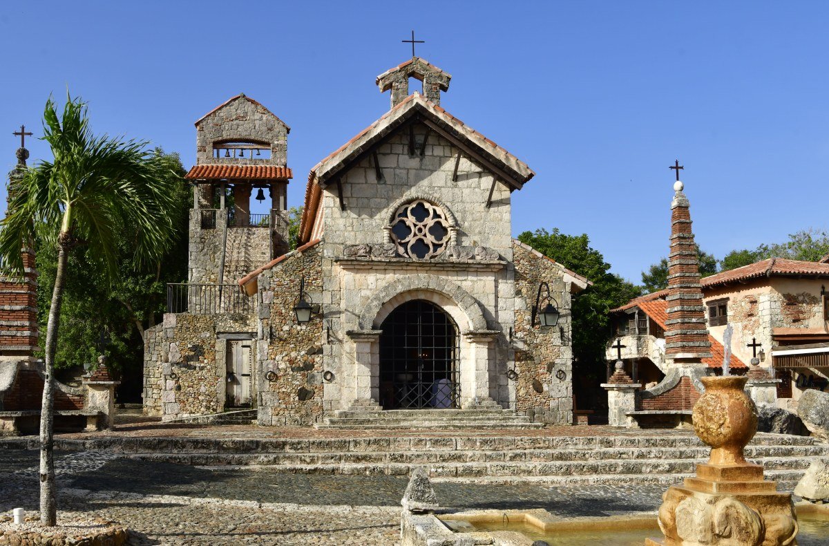 Catalina con Altos de Chavón